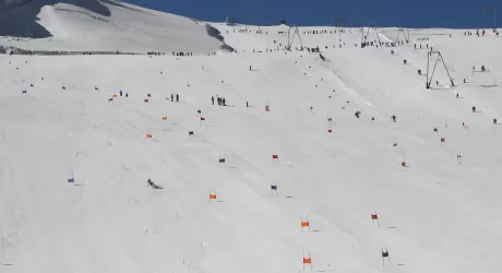 CERVINIA - Chiudono le piste sul versante italiano, si scia sul ghiacciaio