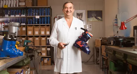 LANGE - L'iconico scarpone RS cambia blu in omaggio ad Alberto Tomba